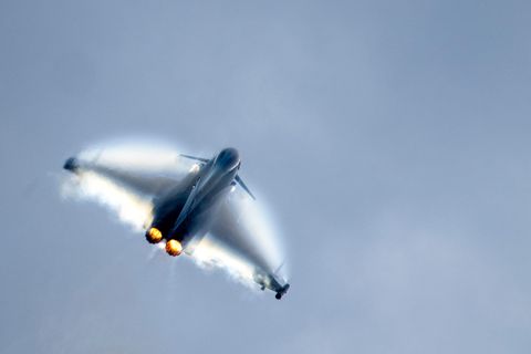 Ein Typhoon-Eurofighter der britischen Royal Air Force bei einem Flugmanöver (Archivbild)