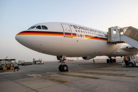 Die Regierungsmaschine, ein Airbus A340-300, steht auf dem Flughafen von Abu Dhabi