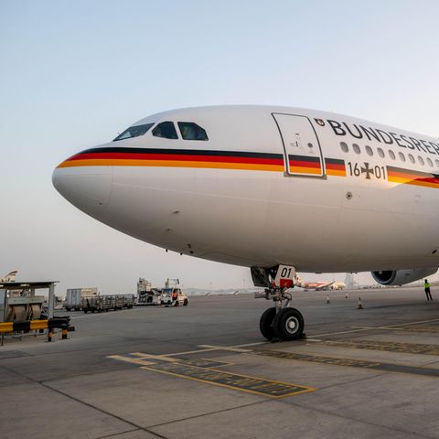 Die Regierungsmaschine, ein Airbus A340-300, steht auf dem Flughafen von Abu Dhabi