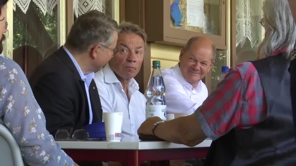 Video: Dürrefolgen, Algenkekse und Fachkräfte - Scholz tourt durch Brandenburg