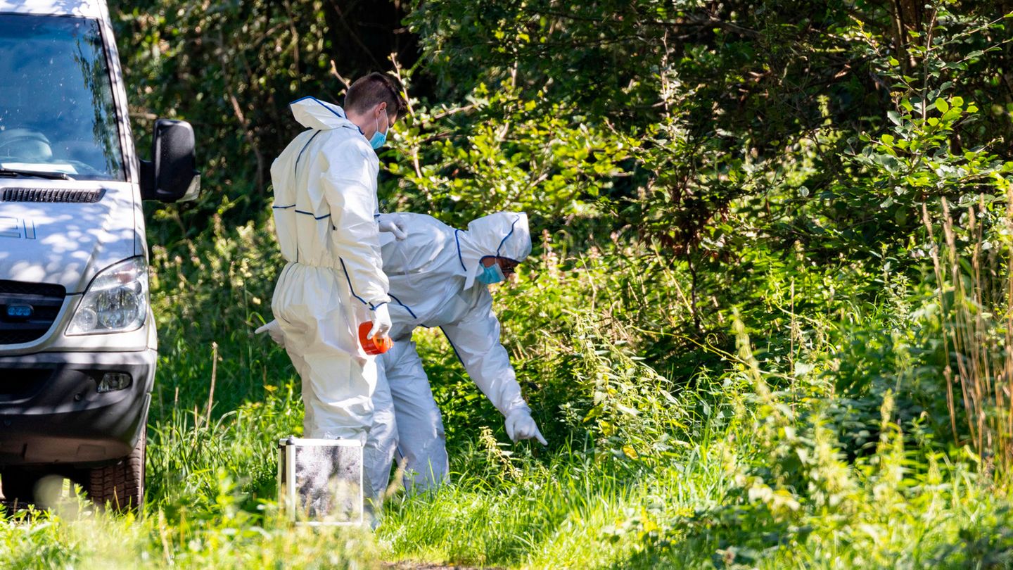 Beamte der Spurensicherung untersuchen den Auffindeort einer weiblichen Leiche