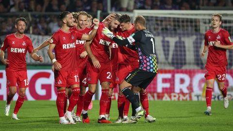 Kölns Torschütze Julian Chabot (M) feiert seinen Treffer zum 1:3 mit seinen Teamkollegen
