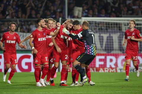 Kölns Torschütze Julian Chabot (M) feiert seinen Treffer zum 1:3 mit seinen Teamkollegen