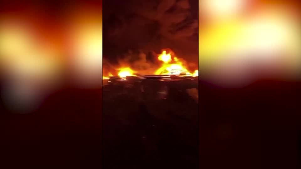 Video: Feuer an russischer Tankstelle fordert mindestens 25 Tote Video: Feuer an russischer Tankstelle fordert mindestens 25 Tote