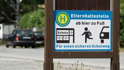 Eine "Elternhaltestelle" soll die Situation vor einer Schule im sächsischen Bielatal entzerren.