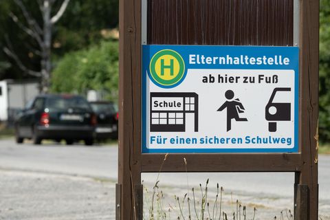 Eine "Elternhaltestelle" soll die Situation vor einer Schule im sächsischen Bielatal entzerren.