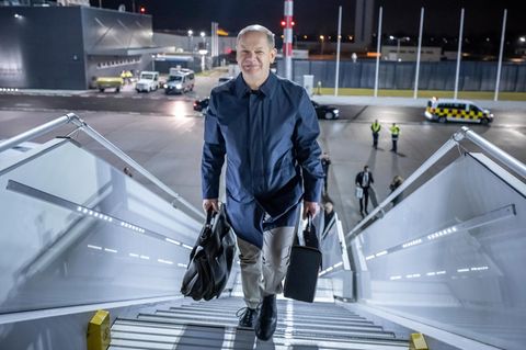 Olaf Scholz auf der Treppe zum Regierungsflieger