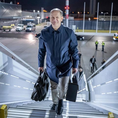 Olaf Scholz auf der Treppe zum Regierungsflieger