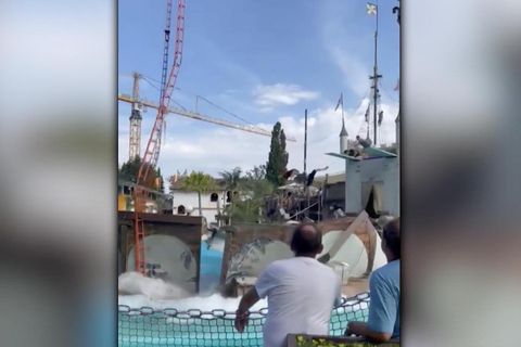 Während einer Akrobatik-Show bricht ein Sprungturm zusammen, mehrere Menschen werden verletzt.
