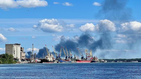 Ein Hafen mit Schiffen und schwarzen Rauchwolken