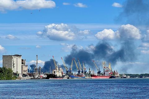 Ein Hafen mit Schiffen und schwarzen Rauchwolken