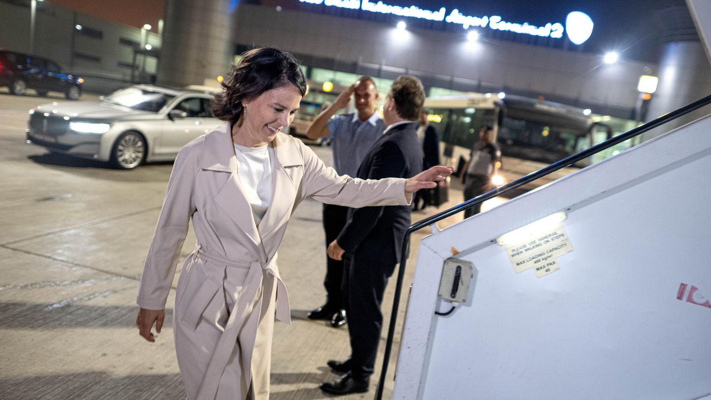 Außenministerin Annalena Baerbock (Bündnis 90/Die Grünen) besteigt am Flughafen von Abu Dhabi die Regierungsmaschine, den Airbus A340-300.