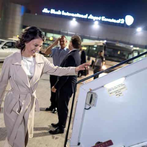 Außenministerin Annalena Baerbock (Bündnis 90/Die Grünen) besteigt am Flughafen von Abu Dhabi die Regierungsmaschine, den Airbus A340-300.