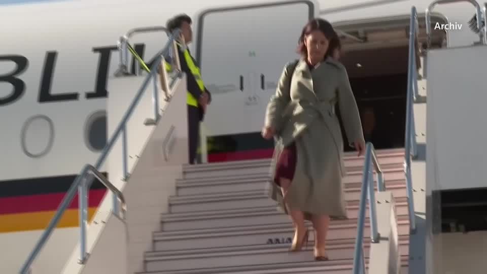 Video: Baerbock bricht Australien-Reise nach Flugzeug-Pannen vorerst ab Video: Baerbock bricht Australien-Reise nach Flugzeug-Pannen vorerst ab