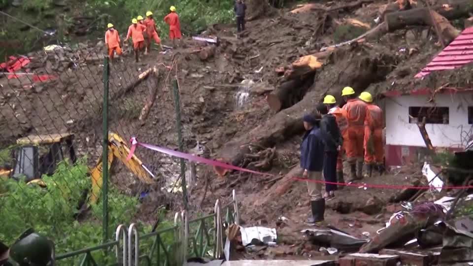Video: Erdrutsche und Schlammlawinen fordern Dutzende Tote