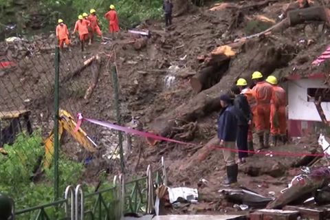Video: Erdrutsche und Schlammlawinen fordern Dutzende Tote