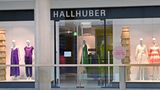 Die Münchner Modekette Hallhuber hat Ende Mai 2023 Insolvenz in Eigenverwaltung beantragt. Weil sich kein Investor fand, wurden die rund 100 Filialen bis Ende Oktober geschlossen, auch der Onlineshop existiert nicht mehr. Das Unternehmen beschäftigte mehr als 1000 Mitarbeiter, war aber schon länger ein Sorgenfall. In der Corona-Krise 2020 wurde ein Schutzschirmverfahren eingeleitet, Mitte 2021 kaufte das Management die Firma aus der Insolvenz. Hallhuber existierte seit 1977 und verkaufte Damenoberbekleidung.