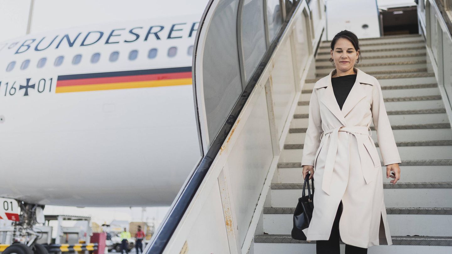 Annalena Baerbock verlässt den Regierungsflieger