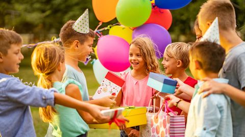 Kindergeburtstag Mitgebsel: Kinder feiern in einem Park Geburtstag