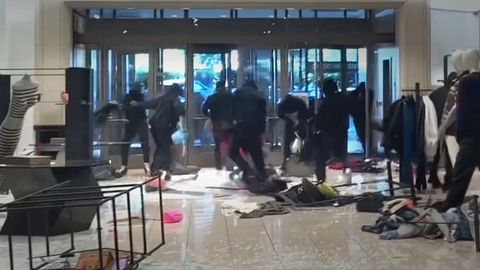Etwa 50 Täter: Mob plündert Luxuskaufhaus in L.A.