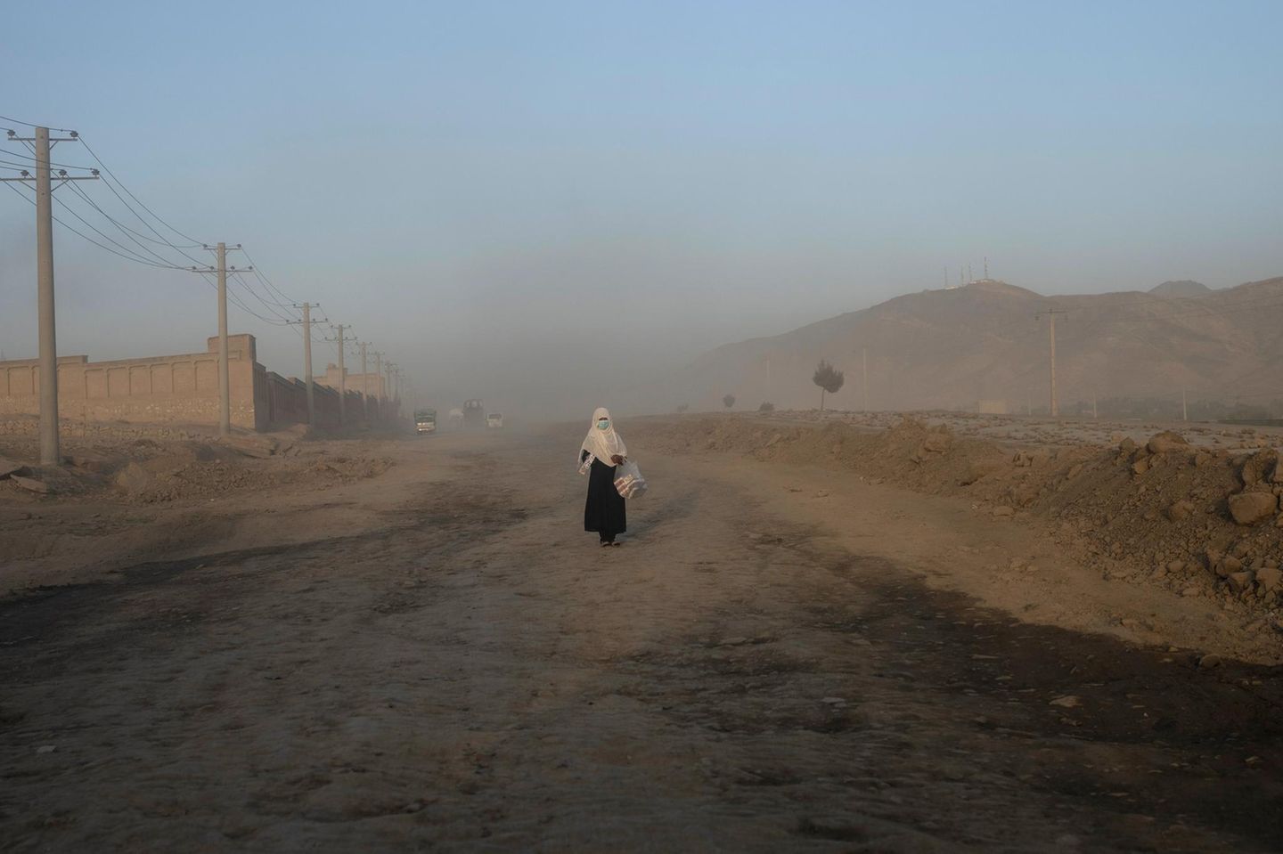 Eine Frau mitten auf der Straße, kurz vor Kabul