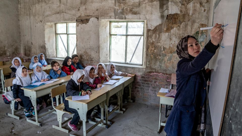 Eine Mädchenkasse in Kabul, Afghanistan, Sommer 2023