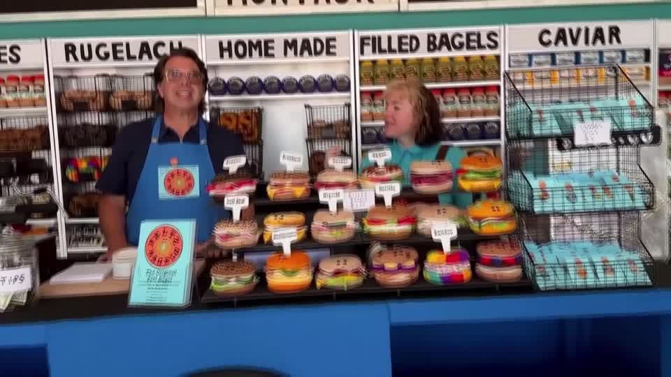 Video: Der Bagel im Filzpelz: Künstlerin erschafft ganzen Laden aus Stoff