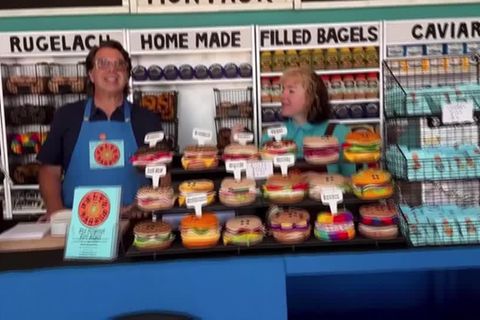 Video: Der Bagel im Filzpelz: Künstlerin erschafft ganzen Laden aus Stoff