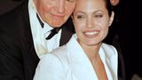 Für die einen nichts Neues, für die Anderen überraschend: Auch Hollywood-Star Angelina Jolie ist ein "Nepo Baby". Als Tochter von Filmlegende John Voight wurde ihr das Schauspiel-Gen in die Wiege gelegt. Mittlerweile...