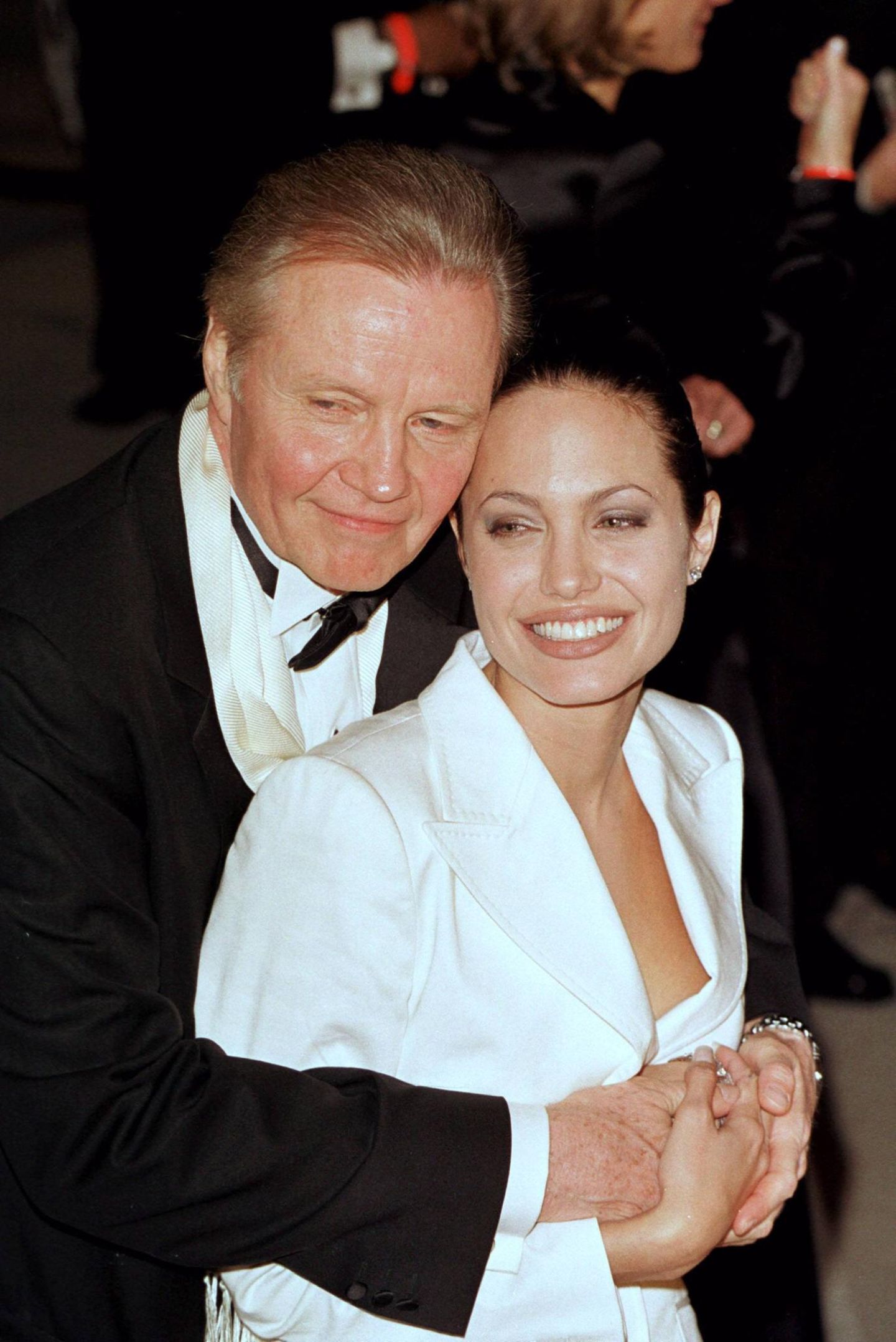 Für die einen nichts Neues, für die Anderen überraschend: Auch Hollywood-Star Angelina Jolie ist ein "Nepo Baby". Als Tochter von Filmlegende John Voight wurde ihr das Schauspiel-Gen in die Wiege gelegt. Mittlerweile...