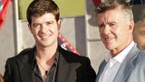 Die "Lines" im Gesicht von Robin Thicke sind überhaupt nicht "blurred" (dt. verschwommen), wenn man sich seinen Vater Alan Thicke anschaut. Wie dessen Kopie sieht der heute 46-Jährige aus. Und auch beruflich eifert er seinem Vater erfolgreich nach, ist dieser wiederum selbst als Schauspieler, Talk- und Gameshow-Moderator und Songwriter erfolgreich gewesen. Auch Thickes Mutter, Gloria Loring, hat sich in den 1980ern als Sängerin und Schauspielerin einen Namen gemacht. 