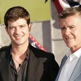 Die "Lines" im Gesicht von Robin Thicke sind überhaupt nicht "blurred" (dt. verschwommen), wenn man sich seinen Vater Alan Thicke anschaut. Wie dessen Kopie sieht der heute 46-Jährige aus. Und auch beruflich eifert er seinem Vater erfolgreich nach, ist dieser wiederum selbst als Schauspieler, Talk- und Gameshow-Moderator und Songwriter erfolgreich gewesen. Auch Thickes Mutter, Gloria Loring, hat sich in den 1980ern als Sängerin und Schauspielerin einen Namen gemacht. 