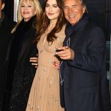 Mit "Fifty Shades Of Grey" wurde Dakota Johnson weltweit bekannt. Doch schon zuvor spielte die 33-Jährige regelmäßig in Produktionen mit. Kein Wunder, ist sie die Tochter von Schauspielerin Melanie Griffith, die bereits seit sie zwölf Jahre alt ist vor der Kamera steht. Die heute 66-Jährige wurde übrigens selbst als Tochter von Filmstar Tippi Hedren geboren und ist damit auch ein "Nepo Baby". Johnsons Vater Don ist ebenfalls ein Name in der Branche: er wirkte in zahlreichen Blockbustern, darunter "Django" mit. Bekannt wurde er durch seine Rolle als Sonny Crockett in der Fernsehserie "Miami Vice".