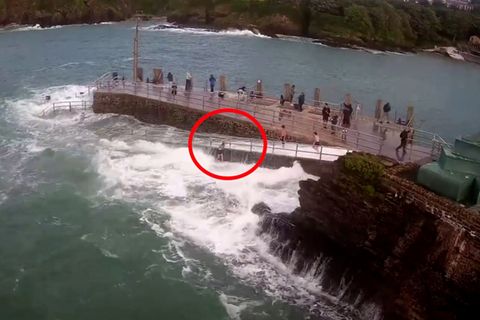 Schockmoment: Wellen ergreifen Mädchen beim spielen am Wasser