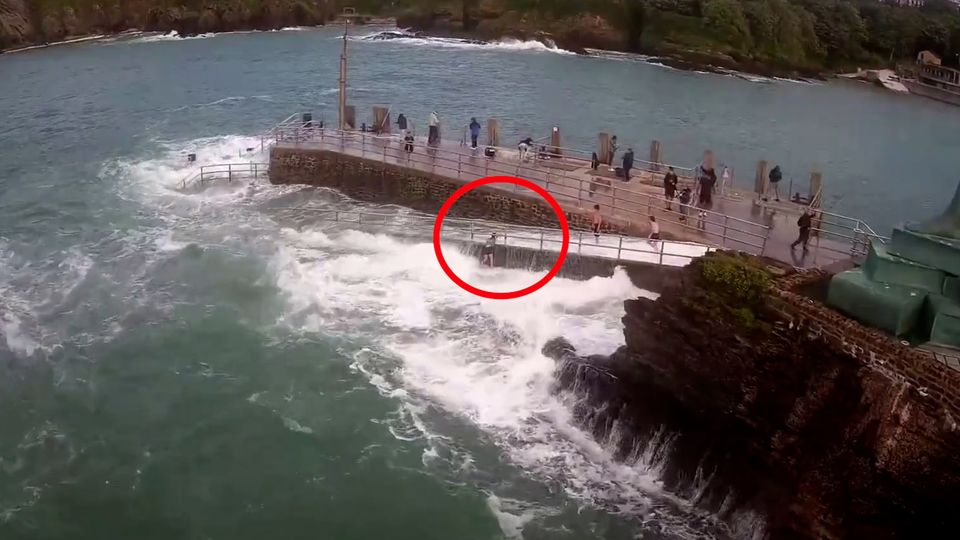 Schockmoment: Wellen ergreifen Mädchen beim spielen am Wasser