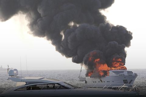 Vor der Baleareninsel Formentera ist am Samstagabend die luxuriöse Yacht des spanischen Profi-Pokerspielers Diego Gomez Gonzalez innerhalb weniger Minuten völlig ausgebrannt.