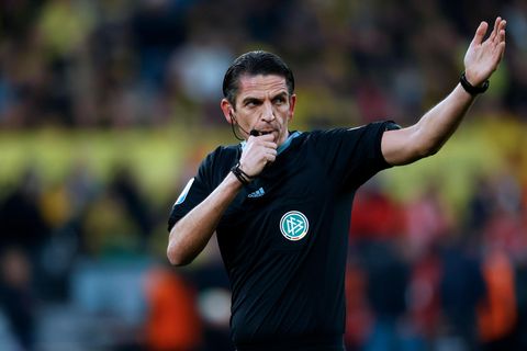Schiedsrichter Deniz Aytekin pfeift