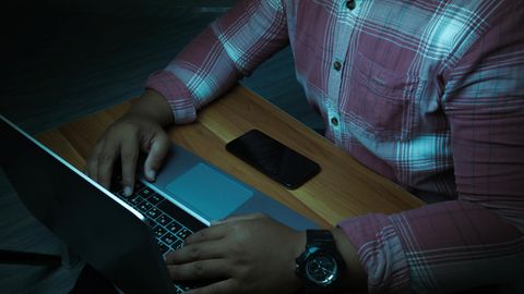 Mann an Laptop