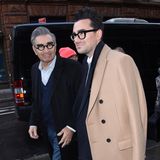 Er ist seinem Vater wie aus dem Gesicht geschnitten: Drehbuchautor Dan Levy, der verantwortlich für Hits wie "Sex Education" ist, folgte dem Beispiel seines Vaters Eugene und fasste in der Filmbranche Fuß. Letzterer ist im übrigen preisgekrönter Komiker und Schauspieler, spielte bei Filmen wie "American Pie" mit. Und auch optisch gleichen sich die beiden, nicht nur aufgrund des ähnlichen Brillenmodells: Augenbrauen, Frisur und Gesichtszüge machen Dan zum Ebenbild seines Vaters.