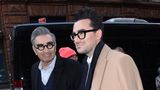 Er ist seinem Vater wie aus dem Gesicht geschnitten: Drehbuchautor Dan Levy, der verantwortlich für Hits wie "Sex Education" ist, folgte dem Beispiel seines Vaters Eugene und fasste in der Filmbranche Fuß. Letzterer ist im übrigen preisgekrönter Komiker und Schauspieler, spielte bei Filmen wie "American Pie" mit. Und auch optisch gleichen sich die beiden, nicht nur aufgrund des ähnlichen Brillenmodells: Augenbrauen, Frisur und Gesichtszüge machen Dan zum Ebenbild seines Vaters.