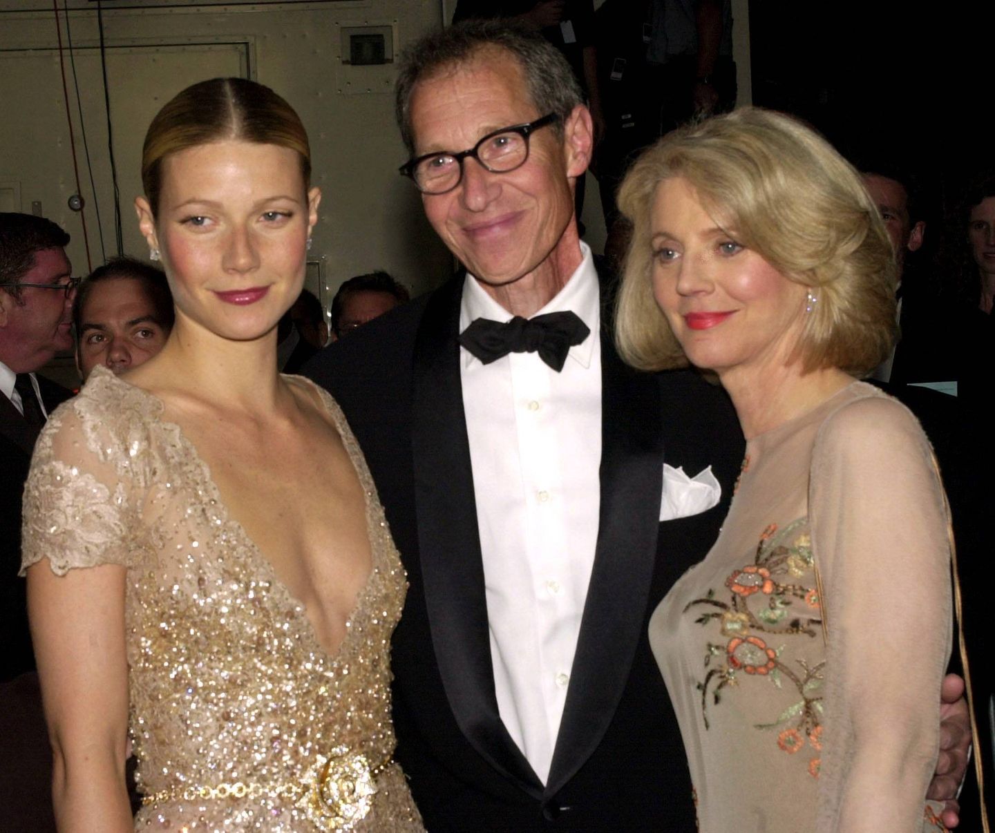 Gwyneth Paltrow Mit Blythe Danner und Bruce Paltrow als Eltern könnte man meinen, Gwyneth Paltrow habe in der Gen-Lotterie gewonnen. Von ihrer Mutter, Schauspielerin Blythe Danner, erbte Paltrow nicht nur ihr Talent, sondern auch ihr äußeres Erscheinungsbild. Vater Bruce, der 2002 an Lungenkrebs starb, war ebenfalls als Film- und Fernsehproduzent tätig. Und auch Gwyneth Bruder Jake konnte bereits als Filmregisseur, Filmproduzent und Drehbuchautor Erfolge feiern. In dem von ihm produzierten Film "The Good Night" übernahm übrigens Schwester Gwyneth die Hauptrolle an der Seite von Penelope Cruz und Martin Freeman.