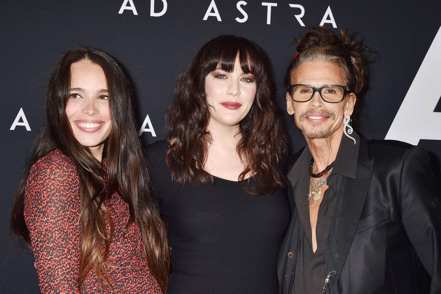 Liv Tyler Mit ihrer Rolle in "Herr der Ringe" hatte Liv Tyler ihren Durchbruch. Ob der Fakt, dass ihr Vater Aerosmith-Leadsänger Steven Tyler ist, dabei eine Rolle gespielt hat, erfährt man wohl nie. Doch das Star-Gen hat er definitiv an seine Kinder weitergegeben, konnten Livs Schwestern Mia Tyler und Chelsea Tallarico sowie ihr Bruder Taj Tallarico ebenfalls als Schauspieler durchstarten.