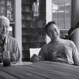 Gut, der Name verrät ihn, aber der Vollständigkeit halber, soll auch der "Iron Man" in der Liste nicht fehlen. Sein Vater Robert Downey Sr. gab seinem Sohn nicht nur seinen Namen weiter, sondern auch das schauspielerische Talent und die einzigartige Ausstrahlung. Schon als Kind nahm der US-amerikanische Regisseur, Drehbuchautor und Schauspieler Downey Jr. mit ans Set zahlreicher Filme. So ist es nicht verwunderlich, dass der heutige Hollywood-Star bereits mit fünf Jahren in der Komödie "Pound" seine erste Rolle spielte.