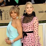 Man könnte meinen, dass Kate Hudson Hollywood allein mit ihrer Ausstrahlung und ihrem Können von sich überzeugte. Doch schaut man sich die "Golden Globe"-Preisträgerin genauer an, erkennt man die Ähnlichkeit zu Mama und "Oscar"-Gewinnerin Goldie Hawn, die in den 1970er bis 1990er Jahren zu den größten Stars Hollywoods zählte. Papa ist übrigens Musiker und Schauspieler Bill Hudson. 