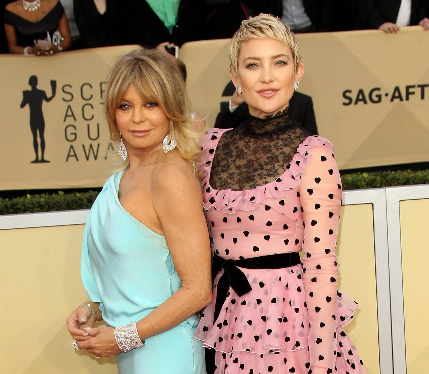 Kate Hudson Man könnte meinen, dass Kate Hudson Hollywood allein mit ihrer Ausstrahlung und ihrem Können von sich überzeugte. Doch schaut man sich die "Golden Globe"-Preisträgerin genauer an, erkennt man die Ähnlichkeit zu Mama und "Oscar"-Gewinnerin Goldie Hawn, die in den 1970er bis 1990er Jahren zu den größten Stars Hollywoods zählte. Papa ist übrigens Musiker und Schauspieler Bill Hudson.