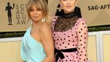 Man könnte meinen, dass Kate Hudson Hollywood allein mit ihrer Ausstrahlung und ihrem Können von sich überzeugte. Doch schaut man sich die "Golden Globe"-Preisträgerin genauer an, erkennt man die Ähnlichkeit zu Mama und "Oscar"-Gewinnerin Goldie Hawn, die in den 1970er bis 1990er Jahren zu den größten Stars Hollywoods zählte. Papa ist übrigens Musiker und Schauspieler Bill Hudson. 