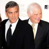 Auch der Nespresso-King dankt seinem berühmten Vater: Hollywood-Schauspieler George Clooney kam als Sohn von Nick Clooney auf die Welt, der als bekannter Journalist, Moderator und Schauspieler in den 1980ern Karriere machte. Daneben ist Nick übrigens der Onkel von Schauspieler Miguel Ferrer, der wiederum Sohn von Oscar-Preisträger José Ferrer und Nicks Schwester, Schauspielerin und Sängerin Rosemary, ist. 