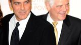 Auch der Nespresso-King dankt seinem berühmten Vater: Hollywood-Schauspieler George Clooney kam als Sohn von Nick Clooney auf die Welt, der als bekannter Journalist, Moderator und Schauspieler in den 1980ern Karriere machte. Daneben ist Nick übrigens der Onkel von Schauspieler Miguel Ferrer, der wiederum Sohn von Oscar-Preisträger José Ferrer und Nicks Schwester, Schauspielerin und Sängerin Rosemary, ist. 