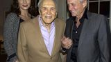 In den 1950er und 60er Jahren war Kirk Douglas einer der größten Hollywood-Stars und vor allem für seine Rollen in Westernfilmen bekannt. Dass aus seinem Sohn etwas vergleichbar Großes, wenn nicht sogar noch Größeres werden würde, war demnach fast schon absehbar. Michael Douglas folgte dem Erfolgsweg seines Vaters, zählt nach wie vor zu den führenden Darstellern der Branche und kann als zweifacher Oscar-, vierfacher Golden-Globe sowie einmaliger Emmy-Preisträger auf eine preisgekrönte Filmkarriere zurückschauen. Seinem Vater, der im Jahr 2020 im Alter von 103 Jahren starb, sah Michael zudem in jeder Lebensphase wie aus dem Gesicht geschnitten.  