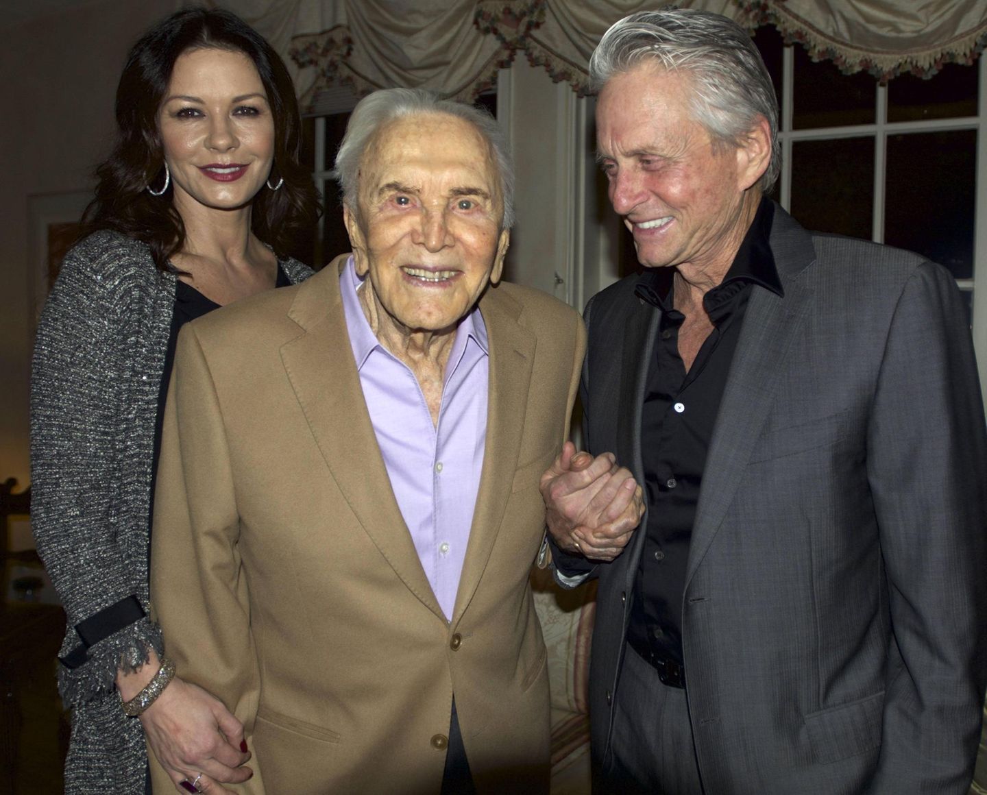 Michael Douglas In den 1950er und 60er Jahren war Kirk Douglas einer der größten Hollywood-Stars und vor allem für seine Rollen in Westernfilmen bekannt. Dass aus seinem Sohn etwas vergleichbar Großes, wenn nicht sogar noch Größeres werden würde, war demnach fast schon absehbar. Michael Douglas folgte dem Erfolgsweg seines Vaters, zählt nach wie vor zu den führenden Darstellern der Branche und kann als zweifacher Oscar-, vierfacher Golden-Globe sowie einmaliger Emmy-Preisträger auf eine preisgekrönte Filmkarriere zurückschauen. Seinem Vater, der im Jahr 2020 im Alter von 103 Jahren starb, sah Michael zudem in jeder Lebensphase wie aus dem Gesicht geschnitten.
